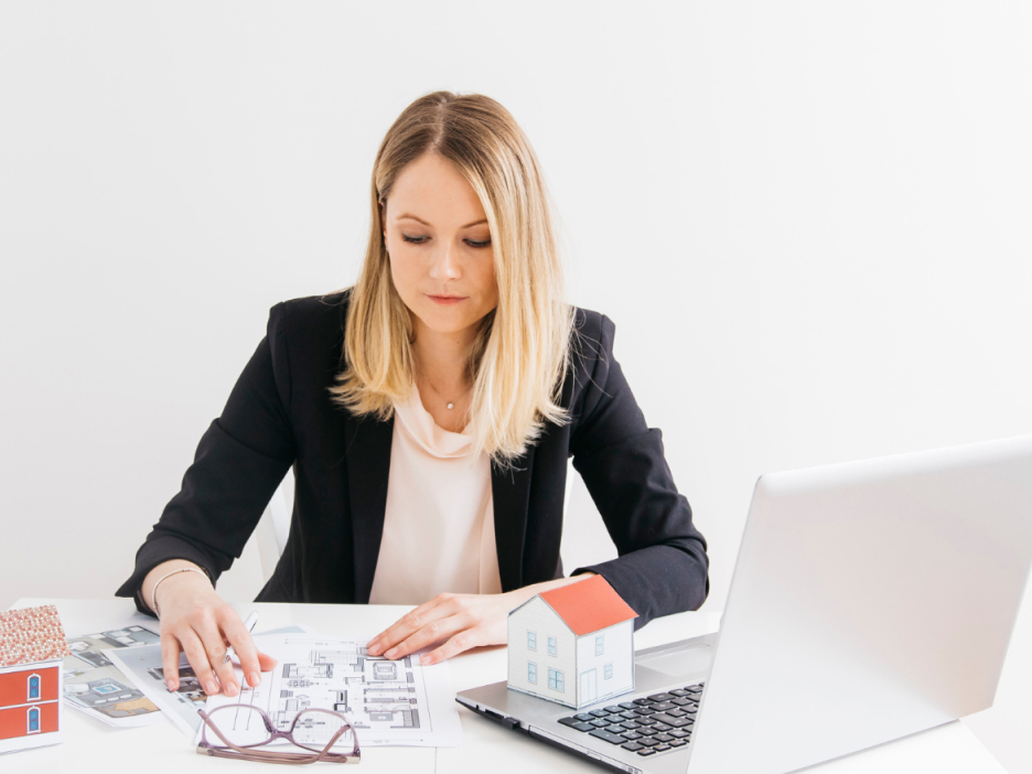 Ablauf einer Immobilienbewertung – Gutachter prüft Pläne und Unterlagen
