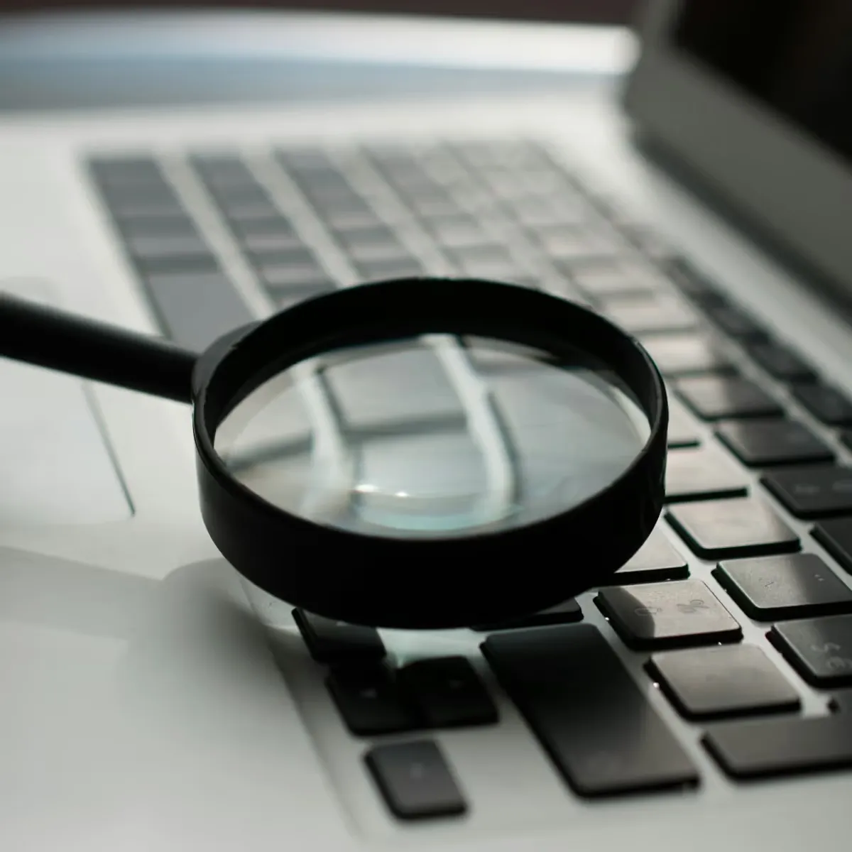 Lupensymbol für Analyse bei digitalen Immobilienbewertungen